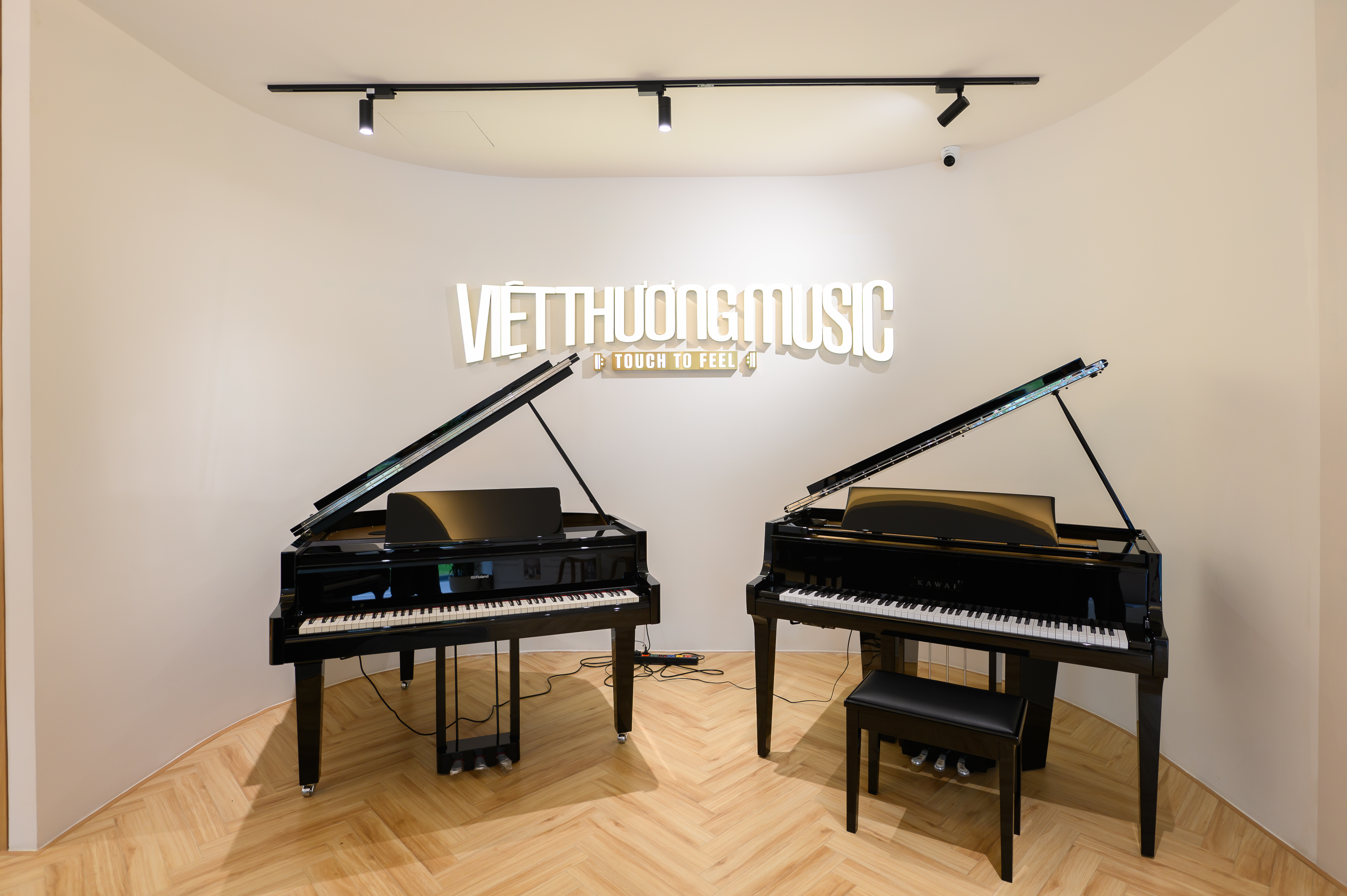 Góc piano lounge với bảng hiệu Việt Thương Music Touch to Feel